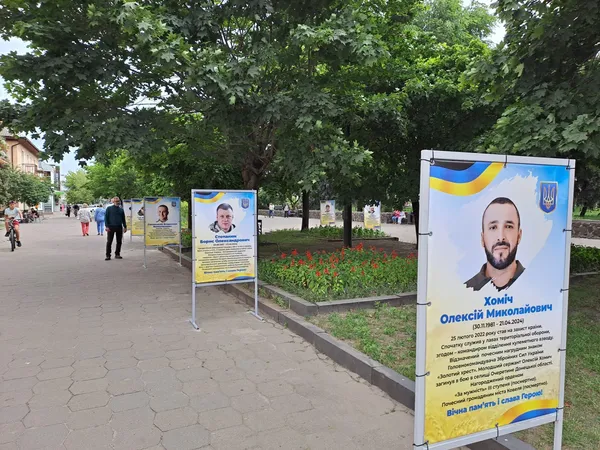 У Ковелі встановили банери зі світлинами загиблих Героїв, але це тимчасово (фото)