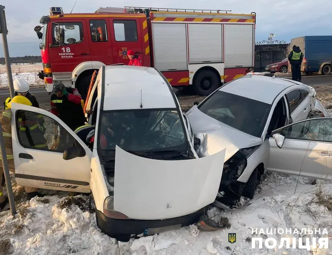 Загинув водій, травмована дитина: на трасі Львів – Луцьк Hyundai протаранив Renault (фото)