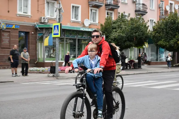 У вишиванках і з прапорами: у Луцьку відбувся традиційний велопробіг до Дня міста (фото)