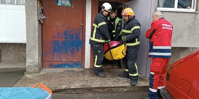 У Луцьку в зачиненій квартирі виявили 86-річну жінку з ознаками інсульту (фото)