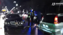 Не дотримався дистанції: у Луцьку водій Mercedes спричинив ДТП (відео)