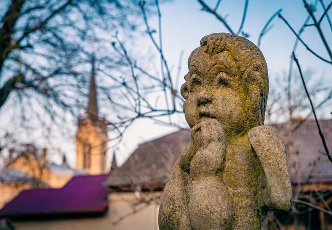 Сонечко на скульптурах: показали вечірні світлини будинку Голованя (фото)