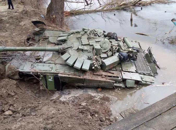 «Плавав» три тижні: на Сумщині з дна ріки підняли російський танк з екіпажем (фото)