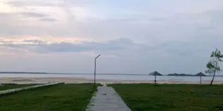 Світязь відступає: гойдалка, яка ще недавно стояла у воді, опинилася на сухому піску