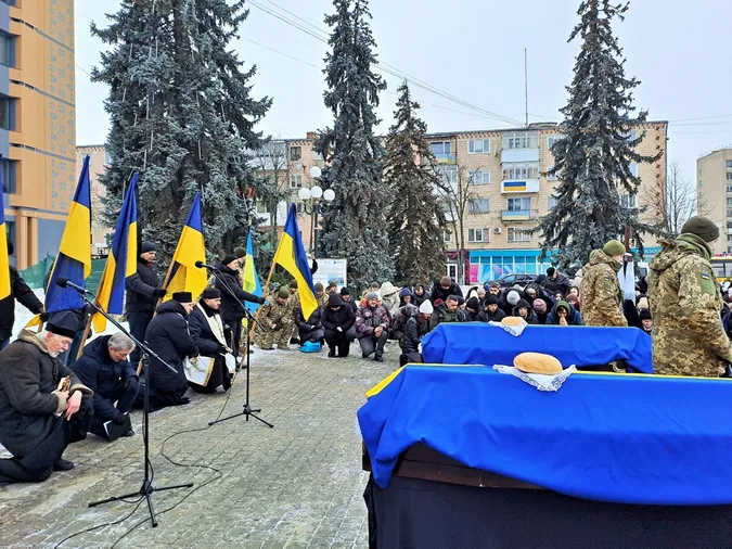 Ковель навколішки попрощався з Героями Миколою Сичем та Андрієм Вдовиченком, які два роки були зниклими безвісти