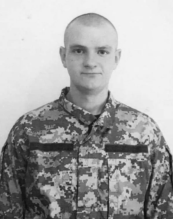 Солдата, який зі зброєю втік з військової частини на Волині, шукають другу добу