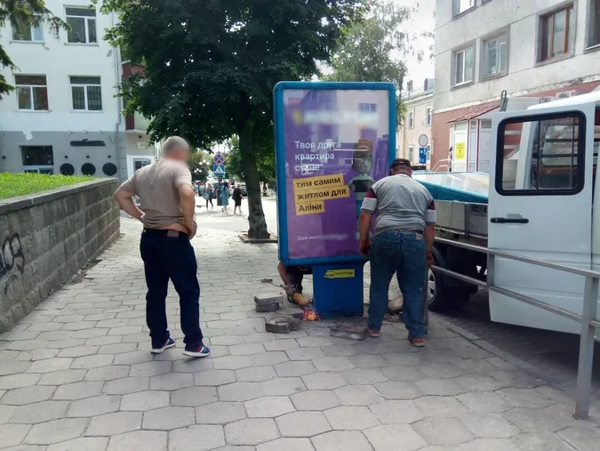У центрі Луцька демонтували застарілу рекламу (фото)