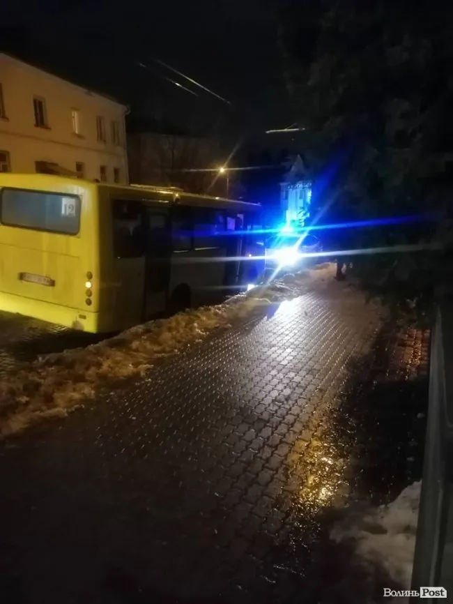 У Луцьку маршрутка затиснула руку 2-річній дитині і протягла її по асфальті