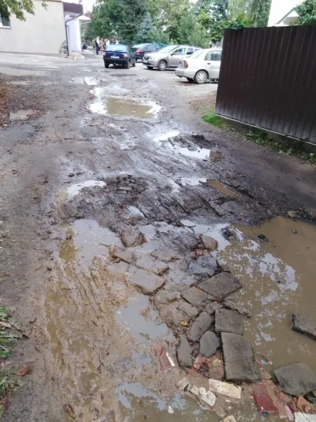 Лучанка поскаржилася на ями біля церкви (фото)