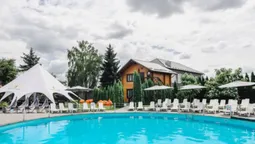 Де поблизу Луцька поплавати у басейні: ціни та локації (фото)