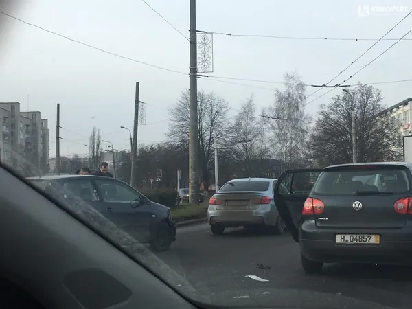 У Луцьку на кільці біля «Глобуса» сталася аварія (фото)
