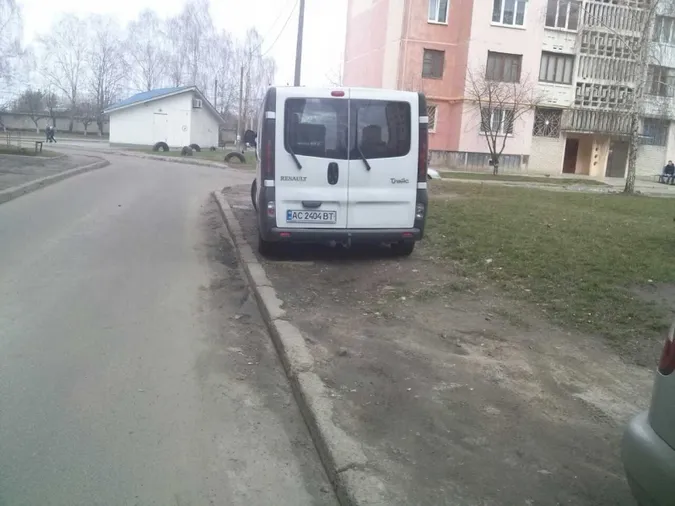 Луцькі муніципали «полюють» на порушників правил паркування (фото)