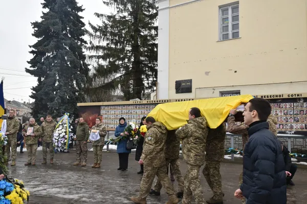 У Луцьку попрощалися з Героєм Анатолієм Петруком (фото)