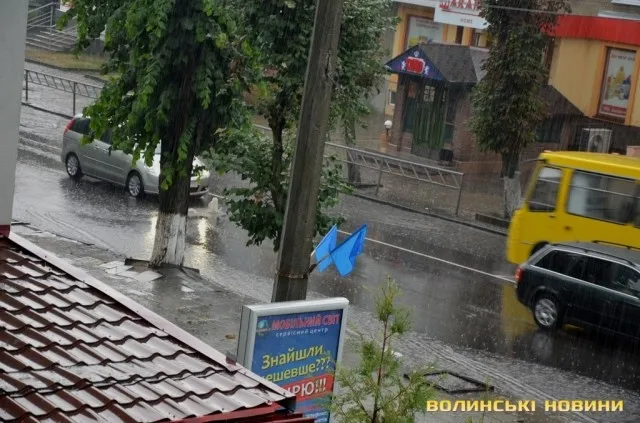 У Луцьку на вулиці прорвалися фонтани (фото, відео)