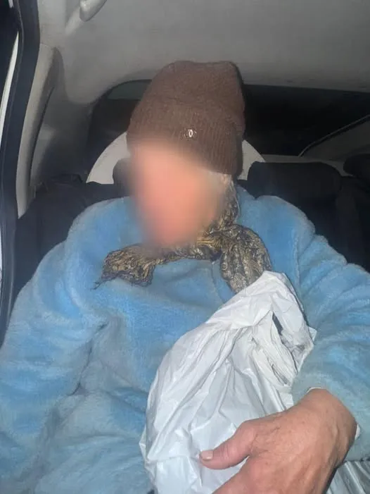 Історія до сліз: на Волині рятували бабусю, яка не мала грошей на дорогу додому