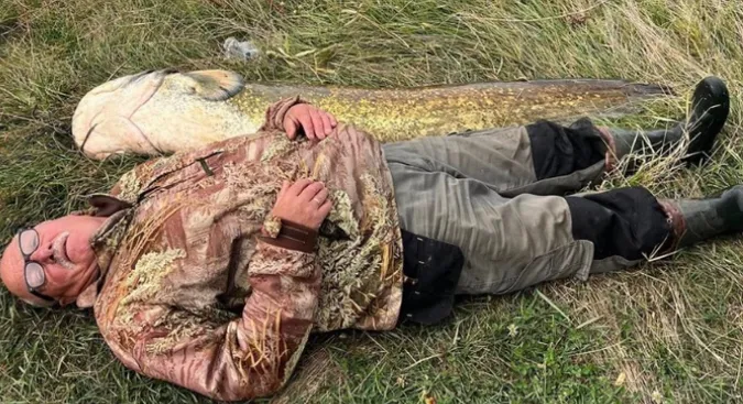 На Вінниччині рибалка впіймав сома рекордної довжини (фото)