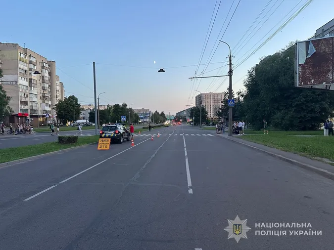У Луцьку неповнолітній мотоцикліст наїхав на 14-річну дівчинку: дитину ушпиталили (фото)