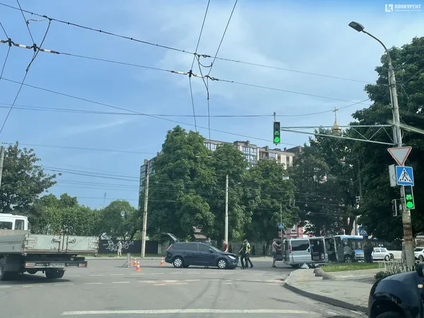 У Луцьку зіткнулися бус і легковик – постраждала дитина (фото)