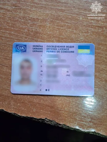 Купив через Інтернет: на Волині патрульні спіймали горе-водія з «липовими» правами (фото)