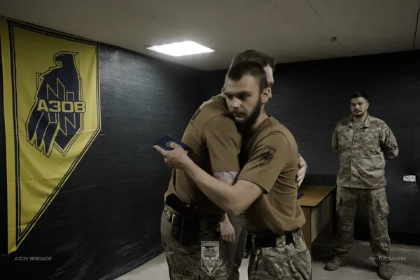 «За відвагу в службі» та «За доблесну службу»: бійцям АЗОВу вручили почесні нагороди (фото)