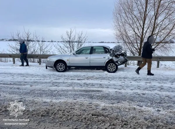 Виїхала на зустрічну смугу: в Жидичині «ауді» влетіла в снігоприбиральну машину (фото, оновлено)