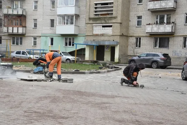 У Луцьку на Соборності відремонтували двір (фото)
