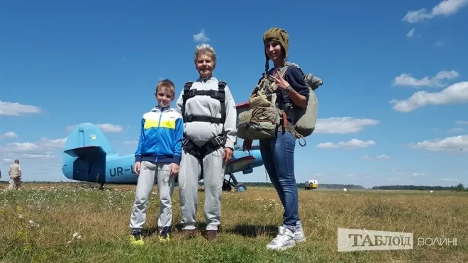 72-річна волинянка стрибнула з парашутом і побила всеукраїнський рекорд (фото)