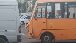 У Луцьку біля "Променя" – аварія за участю маршрутки (фото, оновлено)