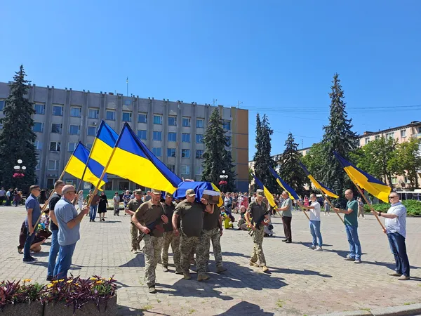 Назавжди 44: у Ковелі провели в останню дорогу захисника Віталія Півня (фото)