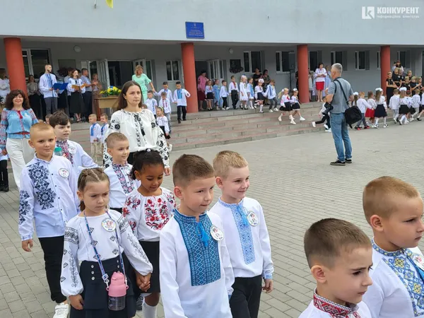 1 вересня у луцькому ліцеї №10: лінійка для першачків та випускників (фото)