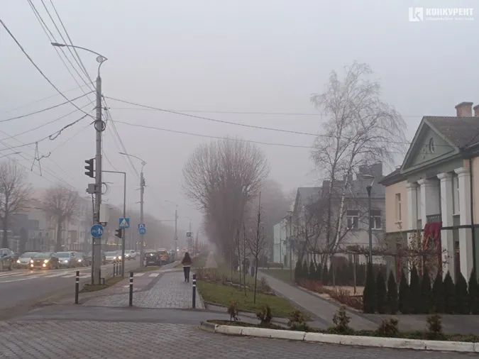 Нічого не видно: Луцьк накрило густим туманом (фото)