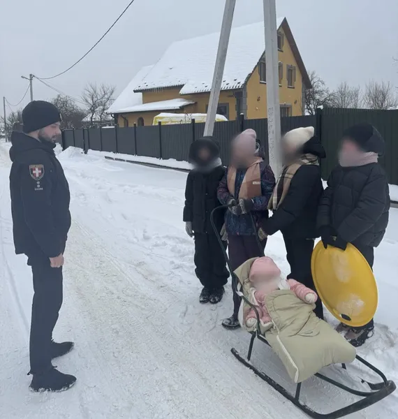 Як поліція на Волині допомагає мешканцям громад у складних погодних умовах (фото)