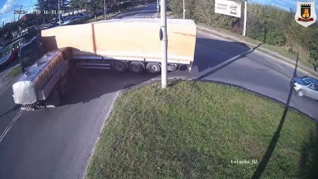 У Луцьку на перехресті молоковоз вткнувся у фуру (фото, відео)