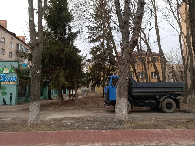 Роблять сквер і бордюри: що коїться на проспекті Волі у Луцьку (фото)
