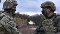 Зеленський подарував годинники волинським військовим у зоні ООС (фото)