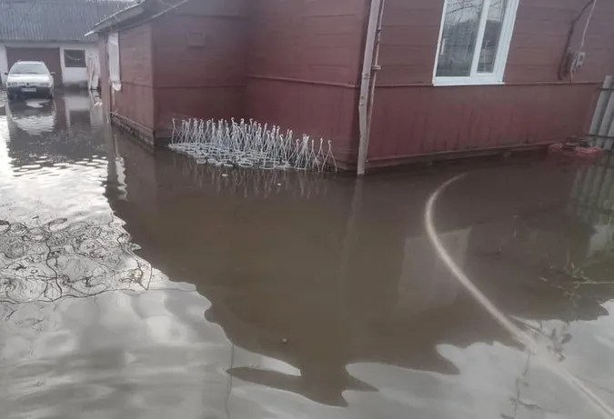 У Луцьку затопило підвали у багатоповерхівці (фото)