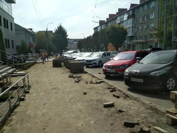 У департаменті ЖКГ пояснили, чому міняють бруківку на вулиці Винниченка