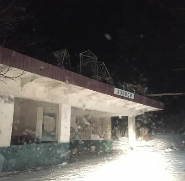 Нащедрувалися: на Рівненщині на зупинки закинули віз і браму (фото)