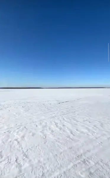 Мороз скував Світязь: відчайдухи ходять на острів пішки (відео)