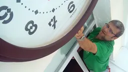 На фасаді луцької мерії встановили новий годинник (фото)