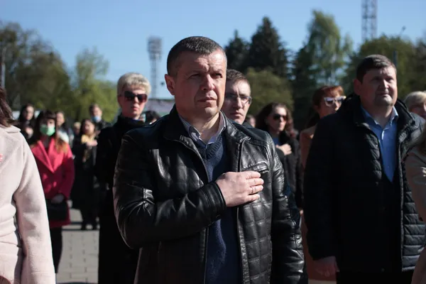 Квіти, пісні та ветерани: у Луцьку відзначили День перемоги (фото)
