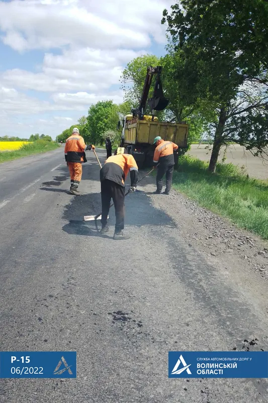 На Волині дорожники почали «латати» регіональний автошлях (фото)