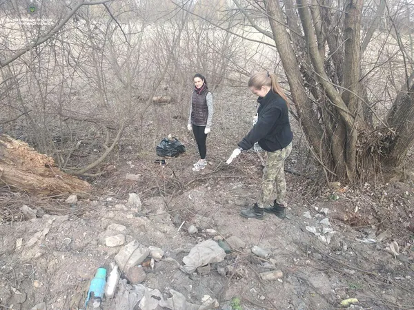 Луцькі патрульні прибрали сміття на Набережній (фото)