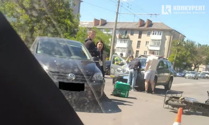 У Луцьку біля обласної лікарні збили кур'єра Bolt (фото)
