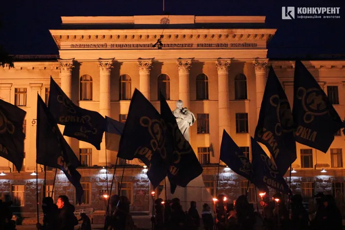 Смолоскипи та прапори: Луцьком гучно пройшовся марш націоналістів (фото, відео)