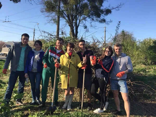 Луцькі муниципали зібрали на Львівській більше півсотні пакетів сміття (фото)
