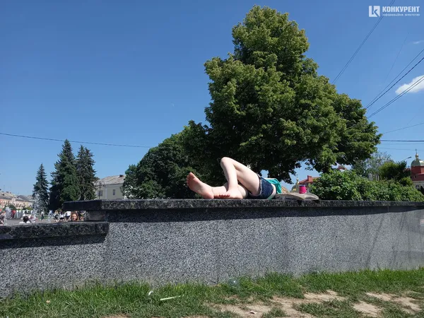 Сидіння навколо нового фонтану у Луцьку обписали вандали (фото)