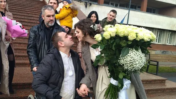 Мріяв стати на ноги до народження сина: волинянин Сергій Копищик вчиться ходити на протезах (фото, відео)