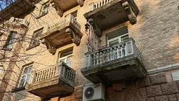 У центрі Луцька обвалюється балкон (фото) 