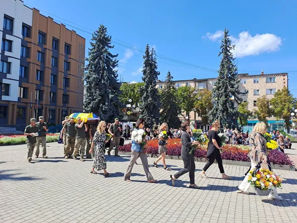 Не встиг провести доньку до весільного вівтаря: у Ковелі попрощалися з Героєм Ігорем Хомичем (фото)